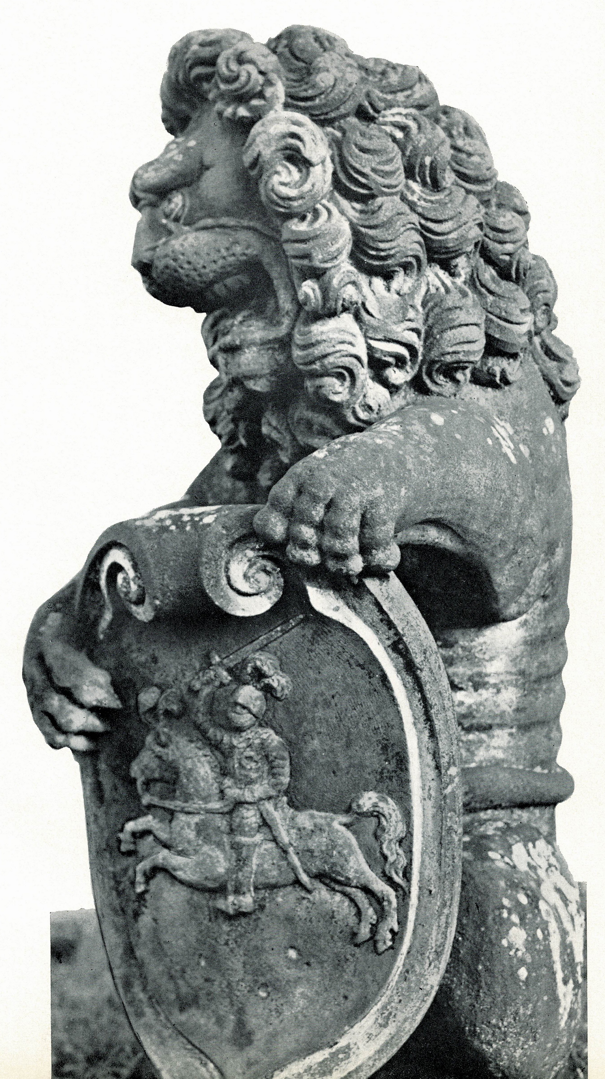 Afb. Leeuwenschildhouder Ripperda. Een schilddragende leeuw met op het schild het wapen van de Ripperda's afkomstig van de afgebroken Ripperdaborg te Farmsum. Het beeld is in het bezit van het museum te Groningen.